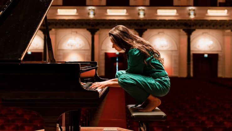 Pianiste Iris Hond en strijkorkest Kamerata Zuid brengen een nieuw avondvullend programma in de Tilburgse Concertzaal, met daarin het pianoconcert Domino van Einaudi.