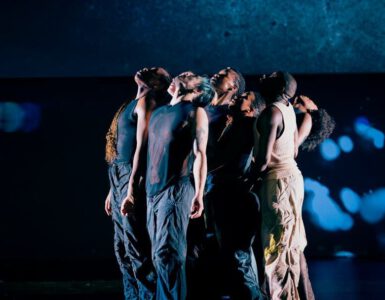 Durf je jezelf over te geven aan het onbekende? Dompel je dan tijdens de voorstelling Closed Eyes in Schouwburg Concertzaal Tilburg onder in een wereld waar de magie van de verbeelding heerst.