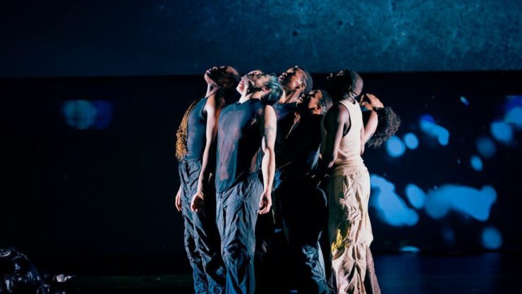 Durf je jezelf over te geven aan het onbekende? Dompel je dan tijdens de voorstelling Closed Eyes in Schouwburg Concertzaal Tilburg onder in een wereld waar de magie van de verbeelding heerst.