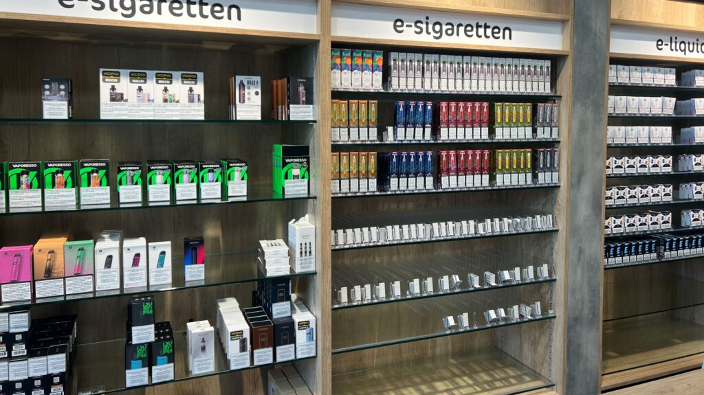 Een tabakszaak in Tilburg heeft lege schappen door het vapeverbod.