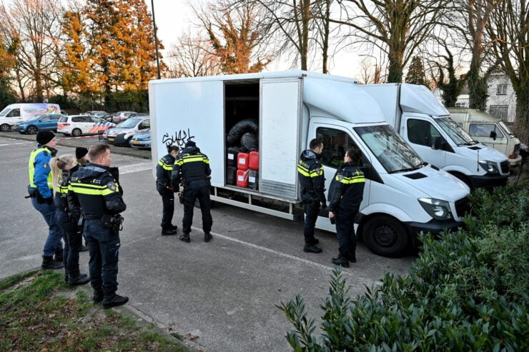 Aan de Parallelweg in Goirle zijn twee vrachtwagens met drugsafval gevonden.