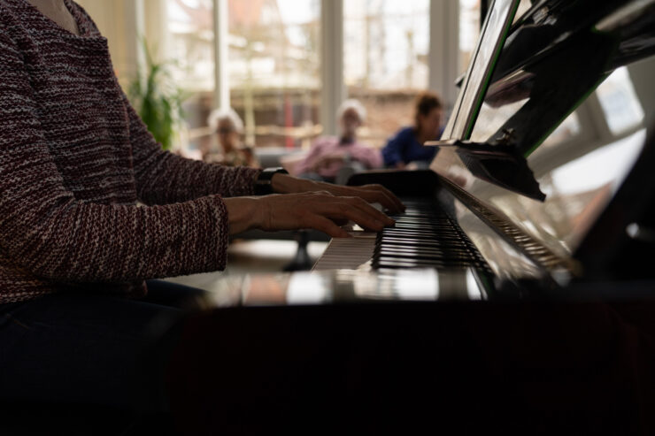 pianospelende vrouw in dementie huis