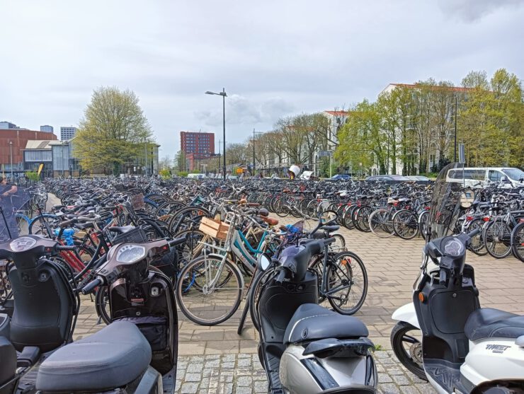 de fietsenstalling op het burgemeester stekelenburgplein