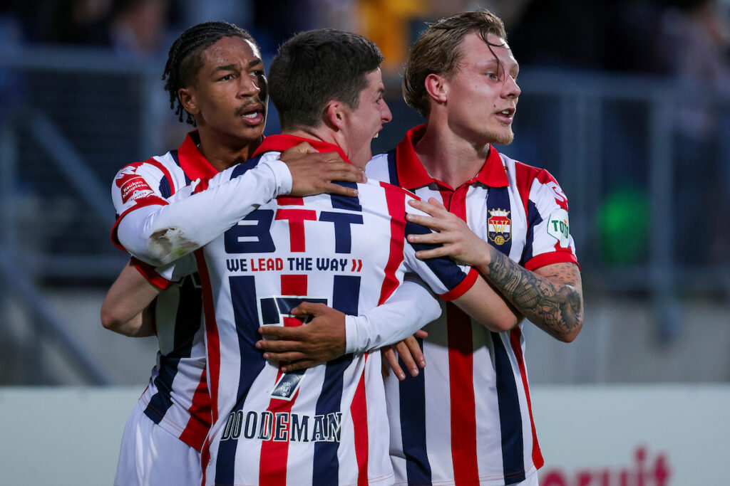 Willem II komt op voorsprong in de wedstrijd tegen Jong AZ door een doelpunt van Rob Nizet. 