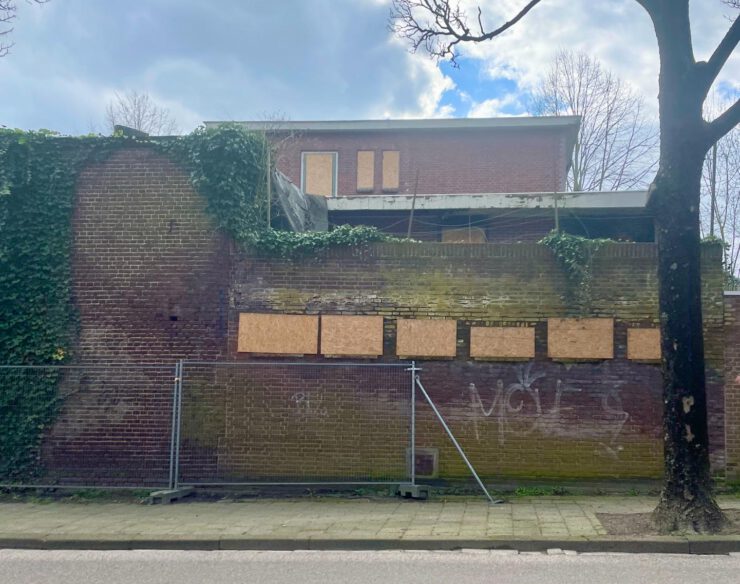 De verpauperde Kartonnagefabriek aan de Baerdijk en Rodebrugstraat in Oisterwijk.