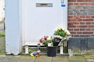 De neergelegde bloemen voor het 41-jarige slachtoffer.