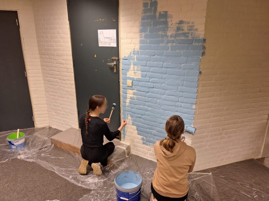 Kinderen druk bezig met het aankleden van het nieuwe jongerencentrum