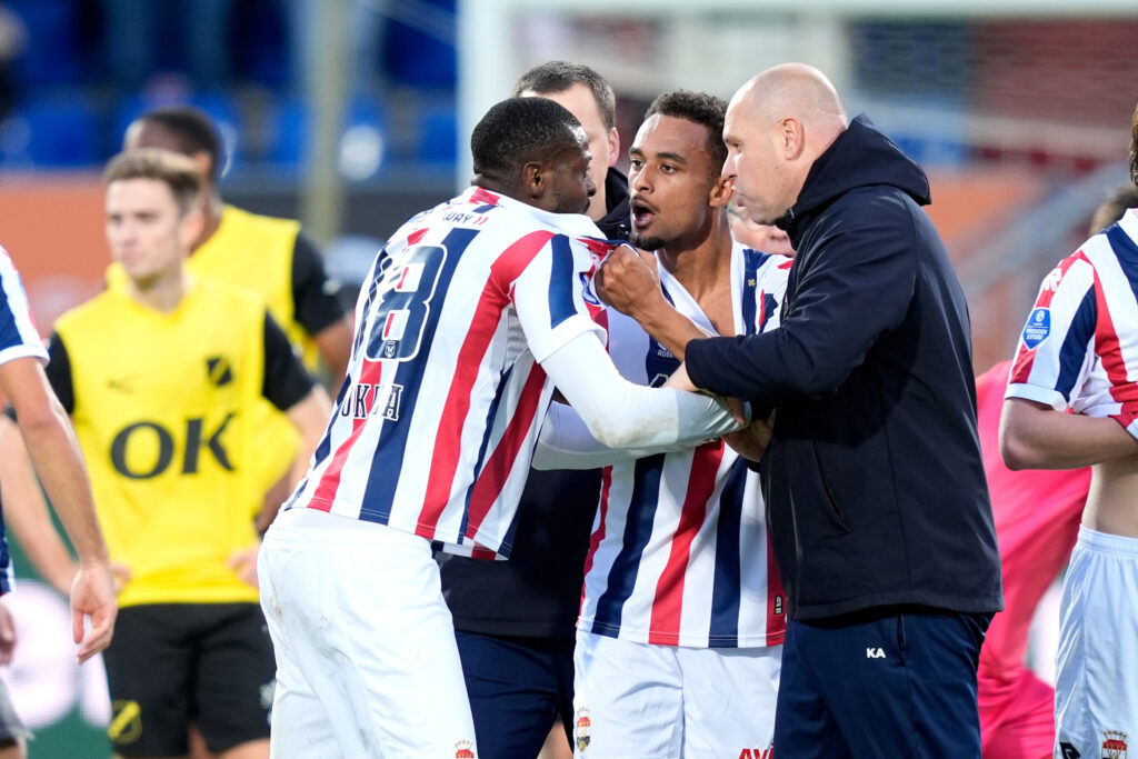 Bokila moet worden tegengehouden na de wedstrijd tussen Willem II en NAC