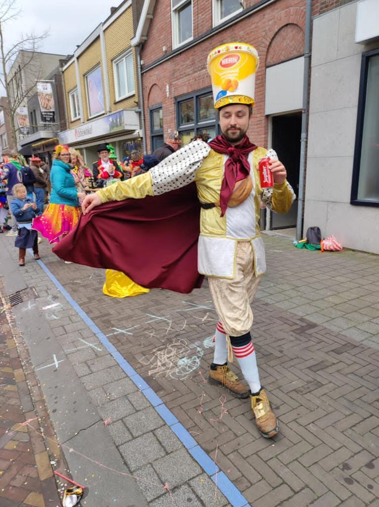 Jacco Eikenaar heeft een mayokoning-kostuum gemaakt.